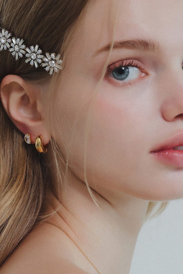 큐빅 빈스 실버 원터치 귀걸이 M03872는 여성스러운 매력을 더해줄 실버925 소재의 귀걸이입니다. 미니멀하고 베이직한 스타일로, 큐빅 장식이 은은하게 빛나 데이트룩, 카페룩, 모임룩 등 다양한 TPO에 잘 어울립니다. 0.6cm x 0.9cm의 아담한 사이즈에 원터치 방식으로 착용이 간편하며, 산화 방지, 내구성, 저자극성으로 제작되어 안심하고 착용할 수 있습니다. 부드러운 광택이 돋보이는 큐빅 빈스 귀걸이는 클래식, 캐주얼 스타일에도 포인트를 더해줍니다.
