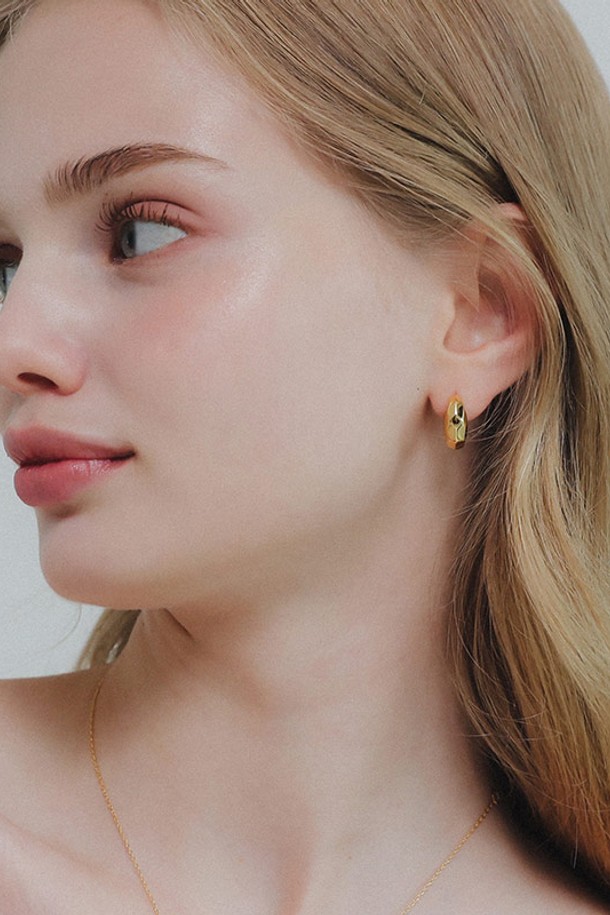 볼드 해머 텍스처 원터치 실버 귀걸이 M03914는 여성스러운 분위기를 더해주는 귀걸이입니다. 스털링 실버925 소재로 제작되어 항균 및 항알러지 기능으로 안심하고 착용할 수 있으며, 1.6cm x 1.6cm 크기로 데이트룩, 카페룩, 모임룩 등 다양한 TPO에 잘 어울립니다. 미니멀하고 내추럴한 스타일에 해머링 텍스처 디자인이 더해져 시크하면서도 세련된 포인트를 줍니다. 원터치 타입으로 간편하게 착용 가능하며, 하이포알러제닉 코팅 처리되었지만, 향수, 땀, 물, 온도 변화에 변색될 수 있고 은의 특성상 휘어질 수 있습니다. 일반 패키지, 프리미엄 패키지, 선물 포장 옵션을 선택할 수 있습니다.
