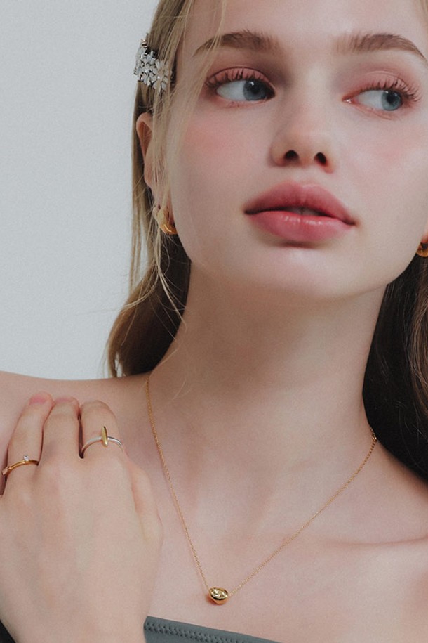 스톤 펜던트 실버 체인 목걸이 N01154는 여성스러운 매력을 더해주는 목걸이입니다. 미니멀하고 베이직한 스타일로, 쇼핑룩이나 카페룩 등 다양한 TPO에 활용하기 좋습니다. 실버 체인에 스톤 펜던트가 더해져 심플하면서도 세련된 디자인을 연출합니다. 사계절 내내 데일리 아이템으로 활용하기 좋으며, 금속 소재로 제작되었습니다.
