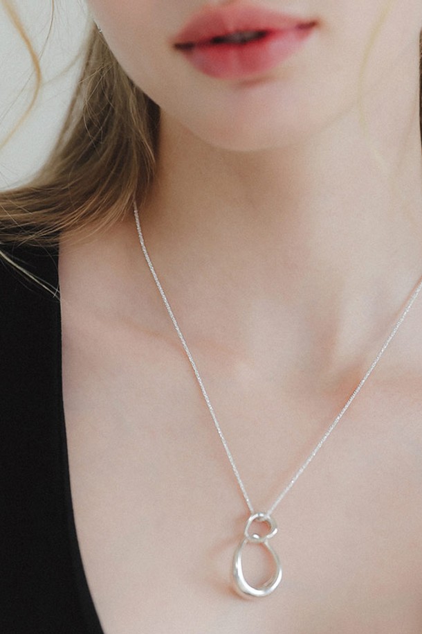 세련된 무드를 연출하는 언발란스 인터라킹 실버링 목걸이입니다. 실버925 소재에 하이포알러제닉 도금을 더해 알러지 걱정 없이 착용 가능하며, 미니멀하고 모던한 스타일을 선호하는 여성분들께 추천합니다. 언밸런스 디자인과 인터라킹 디테일이 세련된 포인트를 더하며, 데이트룩, 카페룩 등 다양한 TPO에 잘 어울립니다. 사계절 내내 활용 가능한 데일리 아이템으로, 자연스러운 디자인이 돋보이며, 수집하는 즐거움을 선사하는 주얼리입니다.
