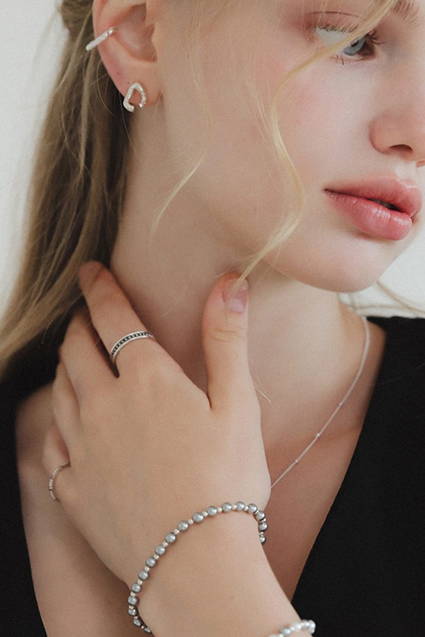 도트 유화 실버 오픈 반지 R0679는 여성스러운 매력을 더하는 실버925 소재의 오픈형 반지입니다. 앤틱 올드 도금 마감과 유화 디자인의 도트 무늬가 돋보이며, 내추럴하면서도 미니멀한 스타일을 연출합니다. 사이즈 조절이 가능하며, 항균 및 산화 방지 기능과 하이포알러제닉 특성으로 안심하고 착용할 수 있습니다. 쇼핑룩, 카페룩 등 다양한 TPO에 매치하여 미니멀, 클래식, 캐주얼한 스타일을 완성해보세요.
