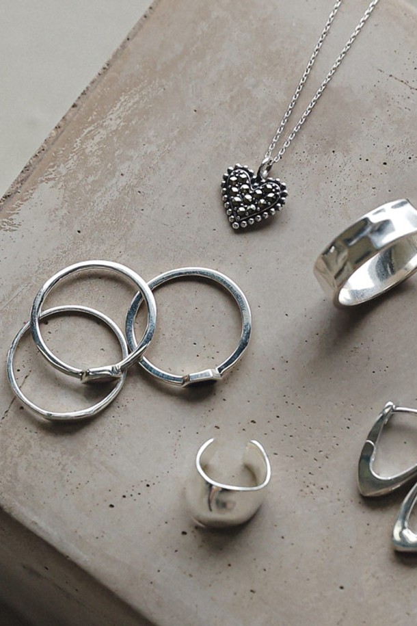 슬림 은바 데일리 기본 실버반지 R0676은 여성스러운 매력을 더하는 미니멀한 디자인의 실버 반지입니다. 순은 92.5% 소재로 제작되어 변색 방지를 위한 산화 방지 처리가 되었으며, 은은한 광택을 자랑합니다. 내추럴, 미니멀 스타일을 선호하는 분들께 적합하며, 데이트룩, 카페룩, 쇼핑룩 등 다양한 TPO에 매치하기 좋습니다. 11호, 13호, 15호 사이즈 선택이 가능하며, 무게는 약 0.68g입니다. 고급 패키지 옵션으로 선물용으로도 좋습니다.
