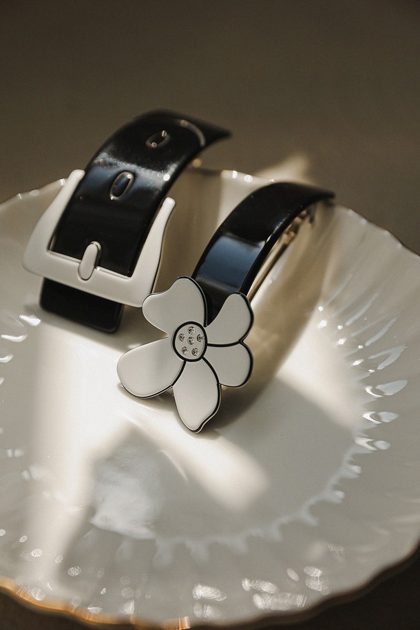 프랑스 모노톤 자동 헤어핀 Bh0936은 여성용 헤어핀으로, 섬세한 데이지 꽃 디자인이 돋보이는 제품입니다. 셀룰로이드 소재에 레드 컬러로 세련됨을 더했으며, 10.2cm x 4cm 크기로 제작되었습니다. 꽃과 벨트 파트로 구성된 모노톤 디자인에 자동 헤어핀 기능으로 편리함까지 갖춘 15.6g의 가벼운 헤어 액세서리입니다.
