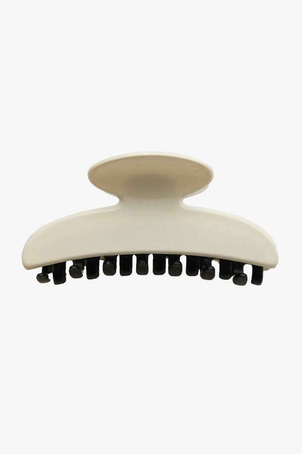 프랑스 셀룰로이드 소재로 제작된 Bh0925 투톤 쿠키 집게핀입니다. 우아하고 엘레강스한 무드의 데이지 꽃 모티브와 보석 장식이 돋보이며, 럭셔리한 디자인이 특징입니다. 일상에서 여성스러운 스타일을 완성해 줄 커스텀 메이드 헤어 액세서리입니다.
