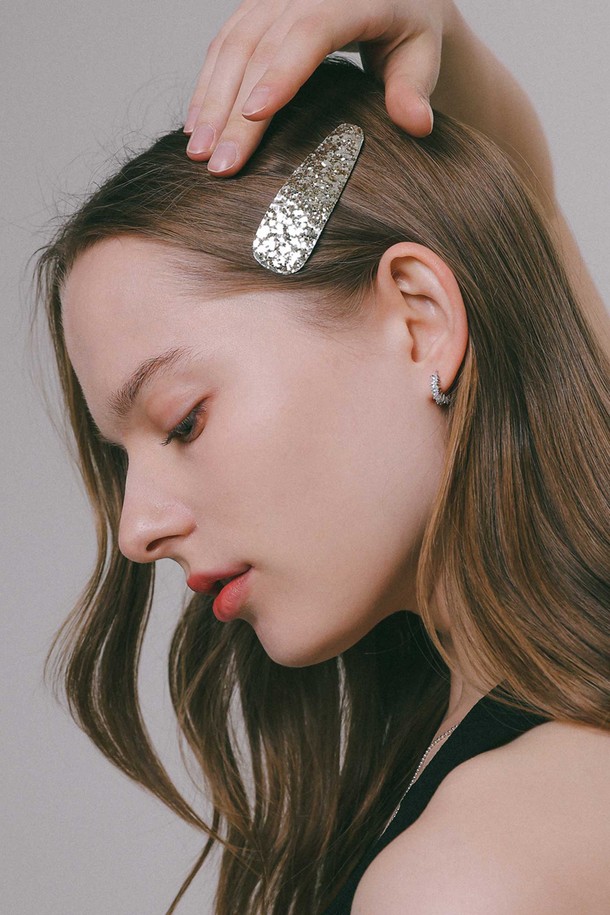 세련된 디자인의 컬러 스팽글 헤어 딱핀 H01400입니다. 블랙, 블루, 라이트 피치, 브라운, 실버 등 다양한 색상으로 출시되었으며, 모던하고 클래식한 스타일을 연출합니다. 7.3cm X 2.3cm 사이즈에 실버, 티타늄, 서지컬 스틸 소재를 사용하여 제작되었으며, 니켈 도금 처리되었습니다. (알러지 반응 가능성, 외부 충격에 의한 변형 가능성 및 제조 과정에서 미세 기포나 스크래치가 발생할 수 있습니다.)
