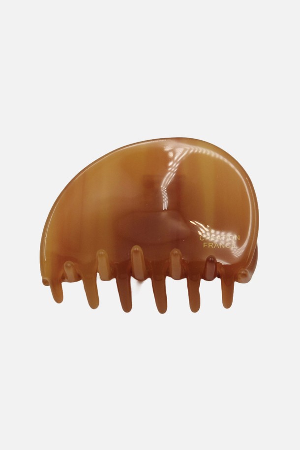 프랑스 반달 셀룰로이드 미니 집게핀 H01352는 모던하면서도 클래식한 스타일을 연출하는 헤어 액세서리입니다. 레드 마블, 브라운, 베이지 마블, 그레이 마블의 4가지 색상으로 출시되어, 데이트룩, 카페룩, 모임룩 등 다양한 TPO에 활용하기 좋습니다. 미니멀하고 시크한 스타일을 완성하는 데 도움을 주며, 셀룰로이드 소재 특유의 감각적인 마블 패턴이 돋보입니다. 심플하고 세련된 디테일이 돋보이는 디자인으로, 당신의 헤어스타일에 포인트를 더해줄 것입니다.
