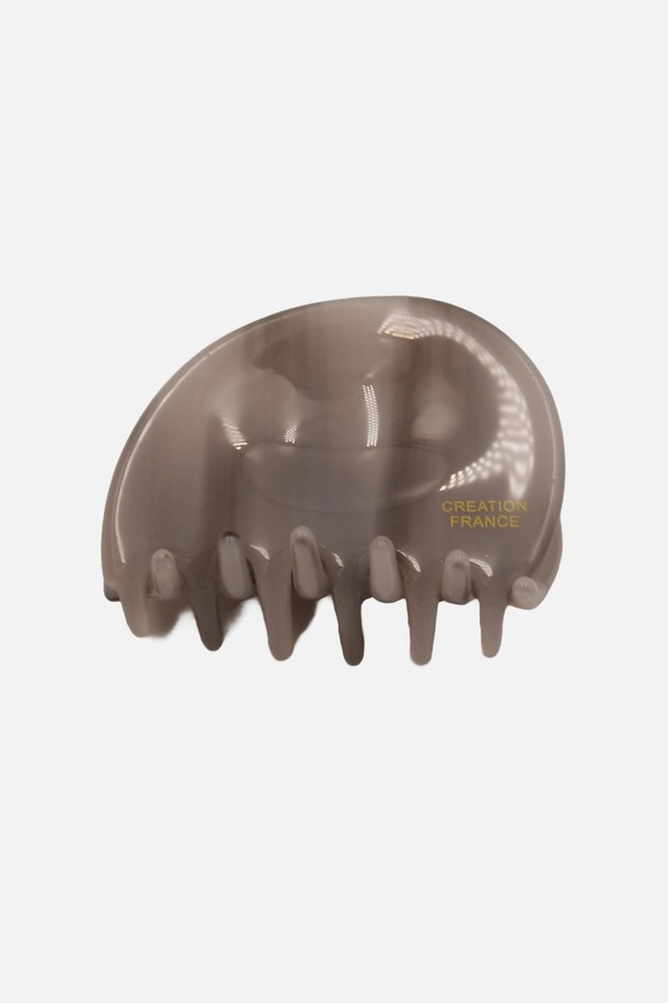 프랑스 반달 셀룰로이드 미니 집게핀 H01352는 클래식하면서도 모던한 스타일을 연출하는 헤어 액세서리입니다. 셀룰로이드 소재로 제작되어 고급스러운 질감을 자랑하며, 레드, 그레이, 브라운, 베이지 등 다양한 색상으로 제공됩니다. 심플하고 모던한 디자인으로 일상 속에서 헤어 스타일을 간편하게 연출할 수 있습니다. 미니 사이즈로 휴대 및 보관이 용이하며, 프랑스에서 제작되어 높은 퀄리티를 보장합니다. 하이엔드 패키징 옵션과 개별 포장도 가능합니다.
