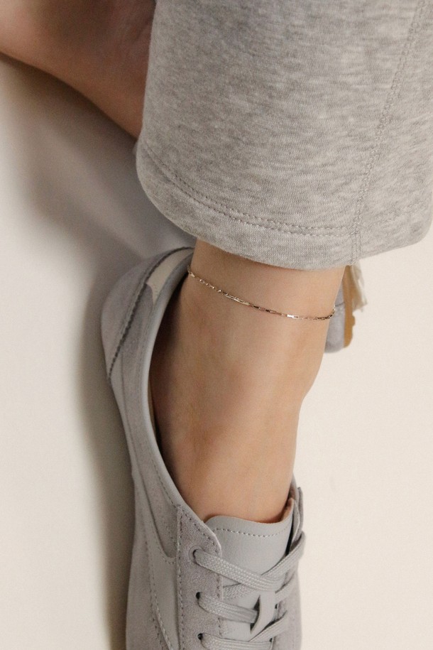 세련된 실버 체인 발찌 A0680을 만나보세요. 925 스털링 실버 소재로 제작되어 알러지 걱정 없이 편안하게 착용할 수 있으며, 하이포알러제닉 코팅 처리로 피부 자극을 최소화했습니다. 미니멀하고 모던한 디자인에 체인 장식으로 포인트를 주어 봄, 여름 데일리룩에 시원함을 더하며, 사이즈 조절 기능으로 누구나 편안하게 착용할 수 있습니다.
