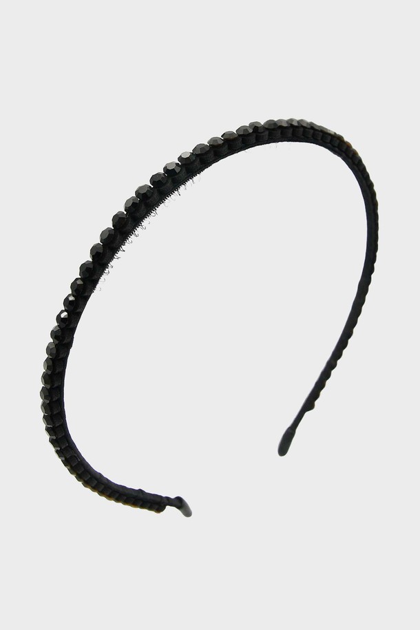 큐빅 라인 헤어밴드 H01373은 여성 고객을 위한 심플하고 세련된 디자인의 헤어 액세서리입니다. 블랙, 화이트, 피치, 그레이 4가지 컬러로 출시되었으며, 92.5% 실버, 티타늄, 서지컬스틸 소재로 제작되어 알러지 방지 코팅 처리가 되어 민감한 피부에도 안심하고 착용할 수 있습니다. 일상생활에서 간편하게 포인트를 줄 수 있는 얇은 두께의 큐빅 장식이 돋보이는 헤어밴드입니다.
