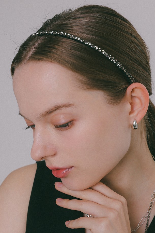 큐빅 라인 헤어밴드 H01373은 여성용 헤어 액세서리로, 블랙, 화이트, 피치, 그레이 4가지 다채로운 컬러로 만나볼 수 있습니다. 실버, 티타늄, 서지컬스틸 소재에 골드 도금 마감하여 고급스러움을 더했으며, 얇은 두께의 큐빅 장식으로 포인트를 주어 일상에서 세련된 스타일을 연출할 수 있습니다. 하이포알러제닉 소재와 사이즈 조절 기능으로 편안한 착용감을 제공하며 무게는 14.0g입니다.
