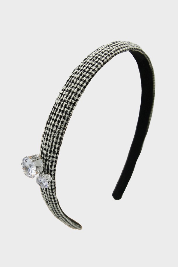 키치 컬러 체크 헤어밴드 H01422는 여성스러운 스타일을 연출하는 데 제격입니다. 블랙과 화이트 컬러의 세련된 체크 패턴에 큐빅 장식이 더해져 톡톡 튀는 키치 무드를 선사하며, 1.3cm 두께와 15.3g의 가벼운 무게감으로 편안한 착용감을 제공합니다. 패브릭 소재로 제작되어 사계절 내내 활용할 수 있으며, 하이포알러제닉 코팅으로 민감한 피부에도 안심하고 사용할 수 있습니다.
