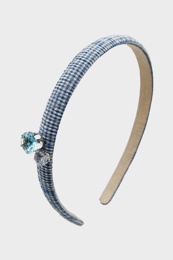 키치 컬러 체크 헤어밴드 H01422는 여성용 헤어 액세서리로, Black, Red, Green, Yellow, Blue 다섯 가지 다채로운 색상으로 제공됩니다. 큐빅과 진주 장식이 더해진 체크 패턴 디자인은 모던하면서도 클래식한 무드를 선사하며, 얇은 두께로 사계절 내내 편안하게 착용할 수 있습니다. 일상에서 포인트 액세서리로 활용하기 좋으며, 모니터 해상도에 따라 색상 차이가 있을 수 있고, 제품 사이즈는 측정 방법에 따라 약간의 오차가 발생할 수 있습니다.
