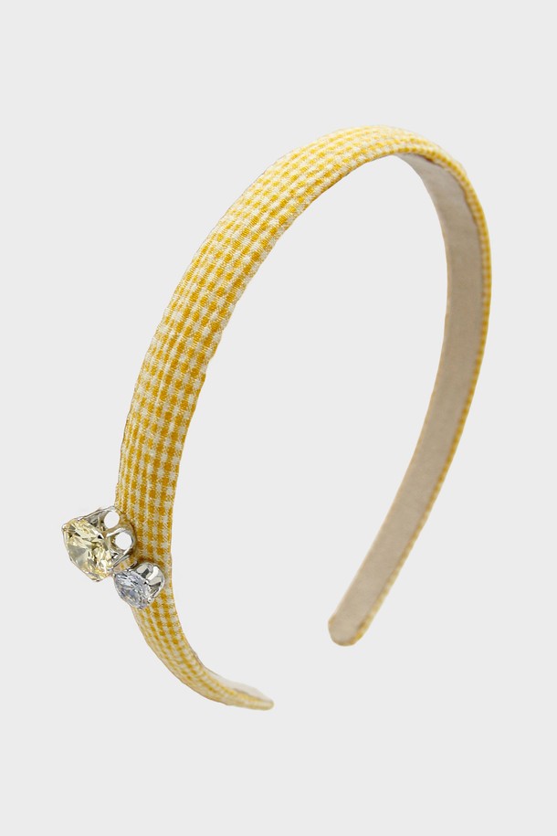 키치 컬러 체크 헤어밴드 H01422는 블랙과 화이트 색상의 체크 패턴으로 포인트를 준 여성 헤어밴드입니다. 사계절 내내 데일리로 착용하기 좋으며, 키치한 스타일을 연출할 수 있습니다. 개성 있는 체크 패턴이 돋보이는 디자인으로, 헤어 스타일에 산뜻함을 더해줍니다.
