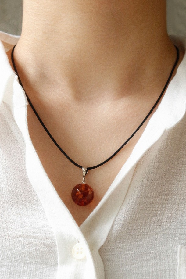 호박 원석 레더 코드 목걸이 Bn0568은 여성스러운 매력을 더하는 데일리 목걸이입니다. 브라운과 블랙 색상의 가죽 스트랩에 호박 원석 팬던트가 더해져 미니멀하면서도 자연스러운 스타일을 연출합니다. 심플한 디자인으로 어떤 옷차림에도 잘 어울려, 편안하게 착용할 수 있습니다.
