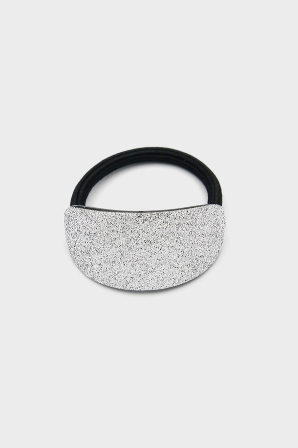 반짝이는 글리터와 와이어 디테일이 돋보이는 여성용 헤어끈입니다. 우레탄과 92.5% 실버 소재를 사용하여 제작되었으며, 라이트블루와 실버 두 가지 색상으로 만나볼 수 있습니다. 알러지 반응을 최소화하는 무니켈 도금 처리로 안심하고 사용할 수 있으며, 미디엄 사이즈로 일상 속에서 포인트를 더하기 좋습니다.
