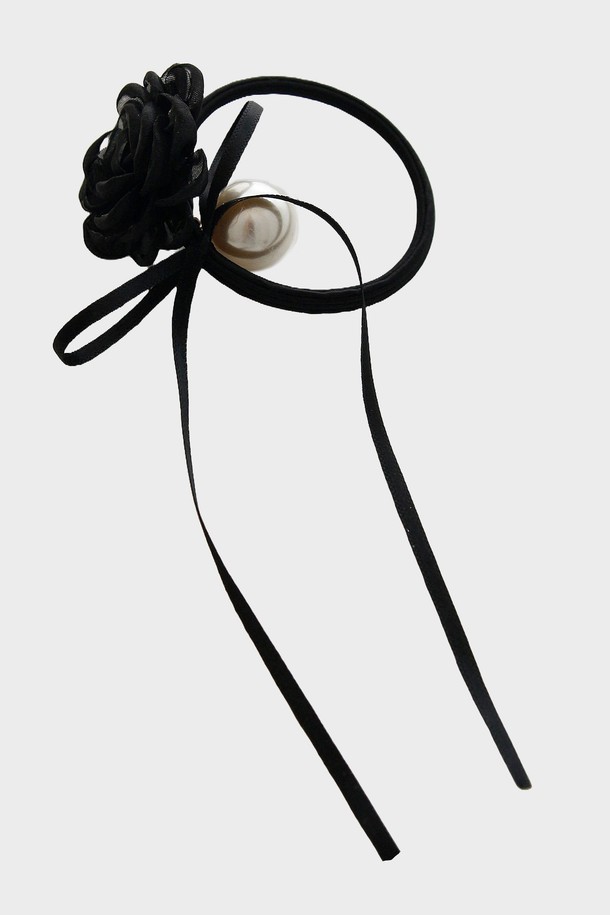 **쉬폰 로즈 진주 리본 헤어끈 H01428**은 여성스러운 스타일을 완성하는 블랙 색상의 헤어 액세서리입니다. 로즈 모양의 쉬폰 소재 장식과 진주 디테일이 우아한 분위기를 연출하며, 사계절 내내 일상에서 활용하기 좋습니다. 리본 디자인으로 사랑스러움을 더하여 헤어 스타일에 포인트를 줄 수 있습니다.
