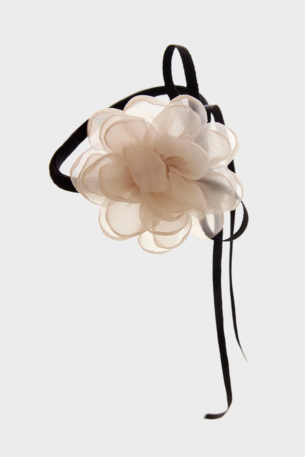 쉬폰 로즈 진주 리본 헤어끈 H01428은 여성분들을 위한 헤어 액세서리로, 시폰 소재에 리본과 진주 장식이 더해져 심플하면서도 클래식한 매력을 선사합니다. 블랙과 파스텔 핑크 두 가지 색상으로 제공되며, 8cm 크기에 61g으로 제작되어 일상생활에서 편안하게 착용할 수 있습니다. 무지 패턴으로 어떤 스타일에도 잘 어울려, 머리 스타일을 더욱 돋보이게 해줍니다.
