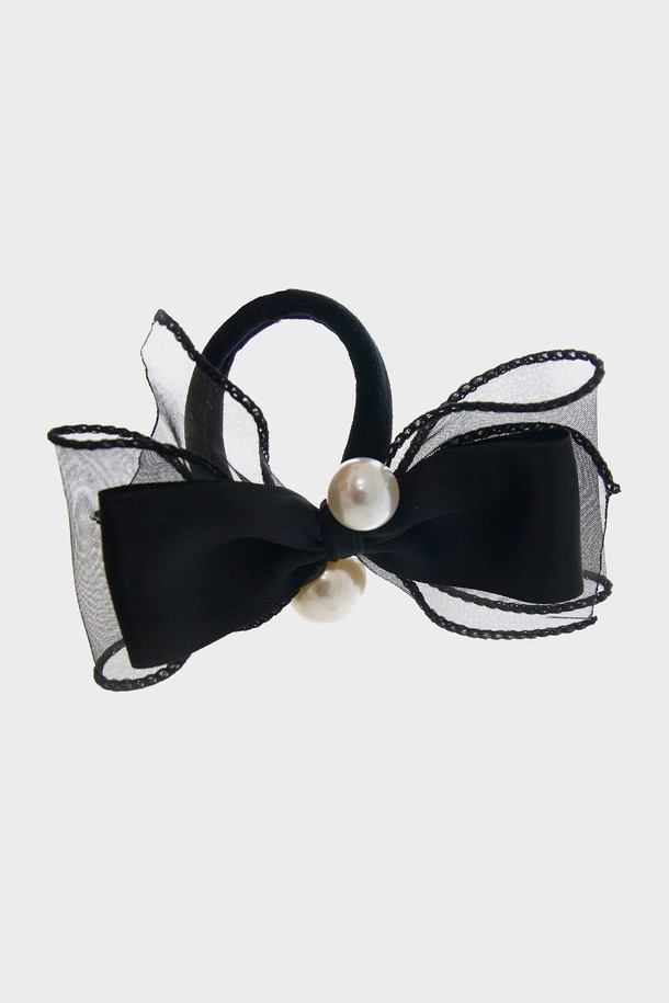 세련된 분위기를 연출하는 쉬폰 더블 리본 진주 헤어끈입니다. 블랙과 아이보리 두 가지 색상으로 출시되었으며, 부드러운 쉬폰 소재와 우레탄 밴드의 조화로 편안한 착용감을 선사합니다. 13cm X 9cm 사이즈의 리본과 진주 장식이 더해져 데일리룩에 포인트 아이템으로 활용하기 좋으며, 모던하면서도 클래식한 스타일을 완성합니다.
