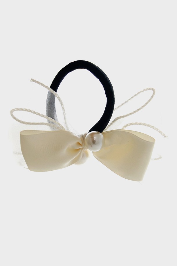 세련된 스타일을 완성해 줄 쉬폰 더블 리본 진주 헤어끈 H01429입니다. 부드러운 시폰 소재에 블랙과 아이보리 두 가지 컬러로 제공되며, 우아하고 클래식한 무드를 연출합니다. 섬세한 더블 리본 디자인과 진주 장식이 돋보이며, 사이즈 조절이 가능하여 데일리로 편안하게 착용할 수 있습니다.
