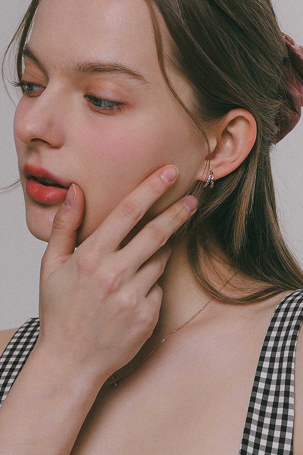 세련된 큐빅 장식이 돋보이는 로즈골드 컬러의 여성용 귀걸이입니다. 브라스 소재에 큐빅을 더하여 화려함을 더했으며, 0.7cm X 1.4cm의 아담한 사이즈로 데일리하게 착용하기 좋습니다. 원터치 타입으로 간편하게 착용 가능하며, 무닐 도금 처리로 제작되었습니다.
