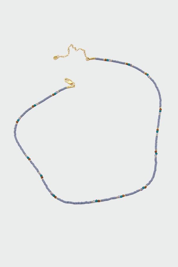 컬러 시드 크리스탈 목걸이 N01225는 실버925, 크리스탈, 비즈 소재로 제작된 여성 목걸이입니다. 레드, 블루, 그린 컬러의 크리스탈과 비즈 장식이 돋보이며, 미니멀하고 클래식한 스타일을 연출합니다. 알러지 방지 코팅 처리 및 연장 체인이 포함되어 있어 데일리로 착용하기 좋으며, 기본 및 고급 패키지 중 선택 가능합니다.
