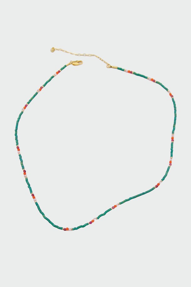 컬러 시드 크리스탈 목걸이 N01225는 레드, 블루, 그린의 다채로운 크리스탈과 비즈 장식이 돋보이는 여성용 목걸이입니다. 실버925 소재에 하이포알러제닉 도금 처리되어 안심하고 착용 가능하며, 모던하면서도 클래식한 디자인으로 데일리룩에 포인트를 더해줍니다. 연장 체인이 있어 길이 조절이 용이하며, 기본/하이엔드 패키지 옵션으로 소중한 분에게 선물하기 좋습니다.
