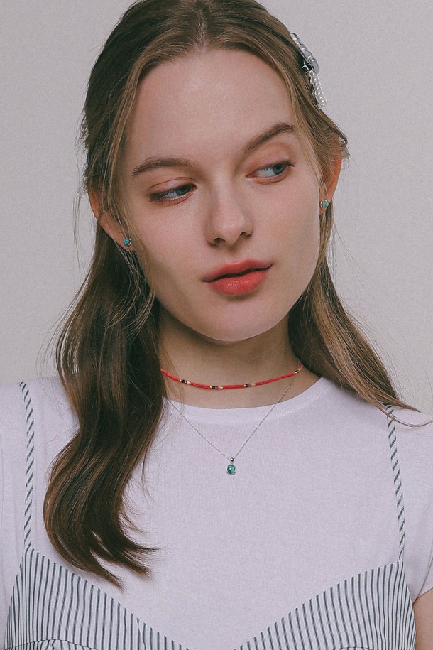 컬러 시드 크리스탈 목걸이 N01225는 실버925 소재에 레드, 블루, 그린 컬러의 시드 비즈와 크리스탈 장식이 더해져 미니멀하면서도 클래식한 무드를 연출합니다. 38cm 기본 길이에 4cm 익스텐션으로 길이 조절이 가능하며, 데일리로 착용하기 좋은 2.5g의 가벼운 목걸이입니다. 심플하고 세련된 디자인으로 다양한 룩에 포인트를 더하며, 스털링 실버 925 클래스프를 사용하여 고급스러움을 더했습니다.
