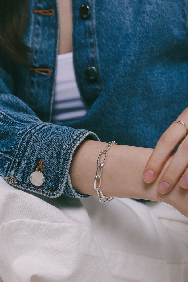 볼드 링크 클립체인 실버 팔찌 B01045는 모던하고 클래식한 매력을 동시에 선사하는 팔찌입니다. Sterling Silver 925 소재로 제작되어 알러지 방지 기능과 함께 세련된 디자인을 자랑하며, 심플한 디테일과 체인 디자인이 돋보입니다. 16.5cm(71.8g)와 17.5cm(12.5g) 두 가지 사이즈로 출시되었으며, 니켈프리 도금 처리되어 편안하게 착용할 수 있습니다.
