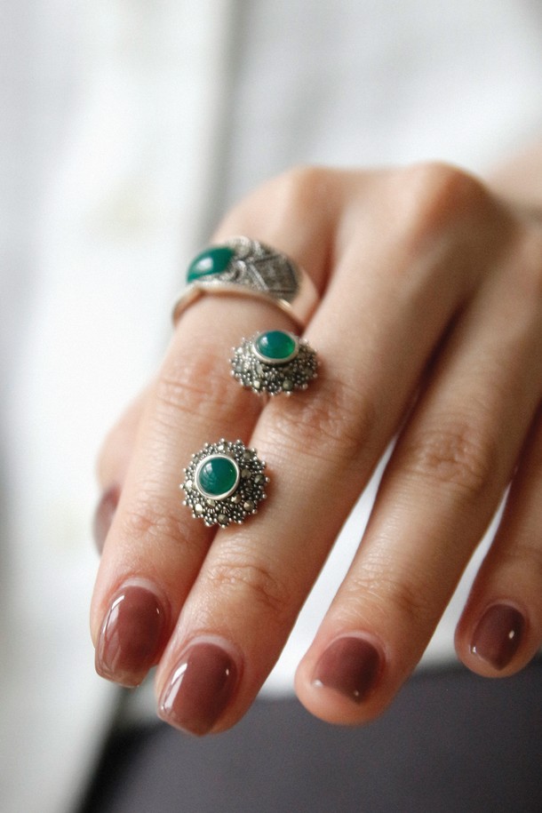 그린오닉스 마카사이트 실버 귀걸이 Be0702는 실버925, 그린오닉스, 마카사이트를 사용하여 모던하면서도 클래식한 스타일을 연출합니다. 1.2cm X 1.2cm 크기로, 천연석의 아름다움을 담아낸 디자인이 특징입니다. 2006년에 출시된 이 귀걸이는 심플하면서도 가벼운 매력으로 데이트룩, 카페룩, 모임룩 등 다양한 TPO에 잘 어울립니다. '안정과 균형'을 상징하는 그린오닉스는 스트레스 해소와 새로운 시작을 위한 긍정적인 에너지를 선사하며, 자기 성장을 돕습니다. 기본 및 고급 패키지 옵션으로 제공되며, 무게는 4.5g입니다. 미니멀, 시크 스타일을 선호하는 분들께 추천합니다.
