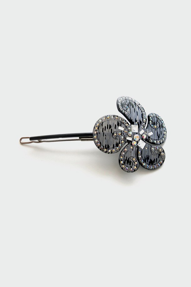 "클라우드 플라워 큐빅 헤어핀 Bh0959"는 셀룰로오스와 유리를 사용하여 제작되었으며, 블랙, 브라운 두 가지 색상으로 만나볼 수 있습니다. 큐빅과 플라워 디자인 장식이 돋보이는 미디엄 사이즈 헤어핀으로, 모던하고 심플한 스타일을 연출합니다. 자연석과 실버의 조화처럼 심플하면서도 가벼운 매력, 그리고 절제된 아름다움을 추구하는 당신에게 트렌디한 감각을 더해줄 데일리 아이템입니다.
