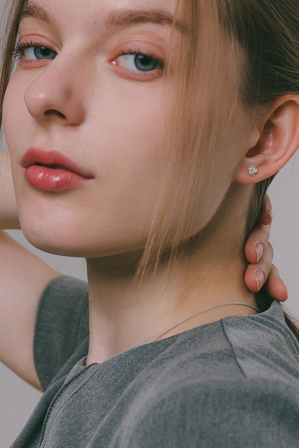 미니 로즈 실버 귀걸이 M04013은 925 스털링 실버 소재로 제작된 여성용 귀걸이입니다. 모던하면서 클래식한 무드를 자아내며, 로즈 패턴이 돋보이는 디자인입니다. 알러지 방지 코팅 처리로 민감한 피부에도 안심하고 착용할 수 있으며, 데이트룩과 카페룩에 잘 어울립니다. 심플하고 세련된 디자인으로 일상 속에서 은은하게 포인트를 줄 수 있습니다. 실버와 골드 두 가지 컬러로 출시되어 취향에 맞게 선택 가능합니다.
