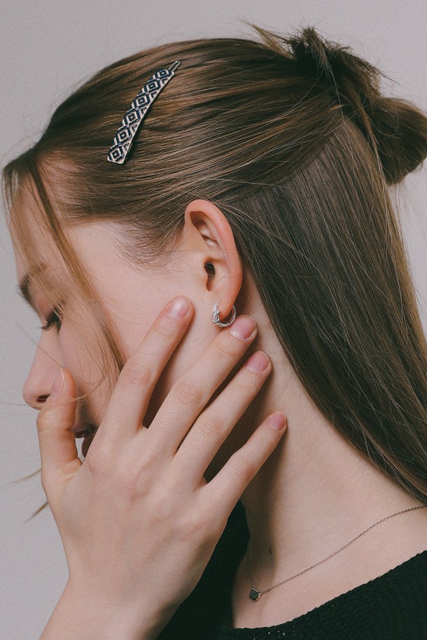 펀칭 롬버스 큐빅 헤어핀 H01391은 여성스러운 스타일을 완성하는 헤어핀입니다. 블랙, 네이비, 인디핑크 3가지 컬러로 출시되어 데이트룩, 쇼핑룩 등 다양한 TPO에 매치하기 좋습니다. 롬버스 패턴에 큐빅과 펀칭 디테일이 더해져 클래식, 미니멀, 걸리시 스타일을 연출할 수 있습니다. 수술용 스틸을 사용하여 알레르기 걱정을 줄였으며, 기본 및 하이엔드 패키지 선택이 가능하며 개별 포장도 지원합니다. 일상에서 세련된 포인트를 더해보세요.
