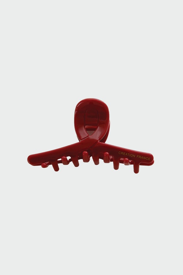 프랑스 셀룰로오스 소재로 제작된 반묶음 집게핀입니다. 브라운, 레드, 체크, 마블 등 다채로운 컬러와 패턴으로, 클래식, 미니멀, 걸리시한 스타일을 연출할 수 있습니다. 데이트룩, 카페룩 등 다양한 TPO에 어울리며, 여성스러운 헤어 스타일링을 완성해 줍니다. 셀룰로이드와 브라스 소재의 조화로 고급스러움을 더했습니다. 일상에서 간편하게 포인트를 줄 수 있는 헤어 액세서리입니다.
