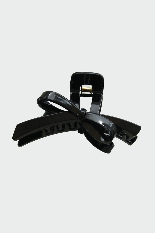 프랑스 언밸런스 리본 집게핀 Bh0960은 시크하고 모던한 스타일을 연출하는 여성 헤어 액세서리입니다. 블랙, 그린 마블, 오로라 세 가지 컬러로 출시되었으며, 셀룰로오스 소재로 제작되어 고급스러운 질감을 선사합니다. 언밸런스 디자인과 리본 장식이 포인트이며, 집게핀 타입으로 간편하게 착용 가능합니다. 사이즈는 12.3cm X 6.8cm이며, 무게는 47.1g입니다.
