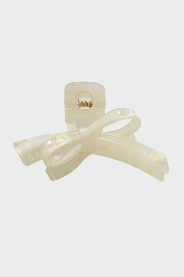 프랑스 언발란스 리본 집게핀 Bh0960은 여성스러운 스타일을 연출해 주는 헤어 액세서리입니다. 블랙, 그린, 오로라 세 가지 색상으로 출시되었으며, 가볍고 튼튼한 셀룰로오스 소재로 제작되었습니다. 언발란스 디자인의 리본 장식이 포인트로, 심플하면서도 모던한 분위기를 줍니다. 데이트룩, 카페룩 등 다양한 TPO에 활용 가능하며, 미니멀, 클래식, 걸리시 스타일을 즐겨 입는 분들께 추천합니다.
