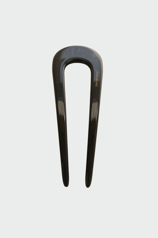 프랑스 빅 플레인 U자 비녀 Bh0964는 모던하고 심플한 스타일을 추구하는 여성들을 위한 비녀입니다. 가볍고 편안한 착용감을 제공하며, 일상생활은 물론 카페룩, 모임룩 등 다양한 TPO에 활용하기 좋습니다. 블랙과 브라운 두 가지 색상으로 출시되었으며, 셀룰로오스 소재와 자연석, 실버 장식이 조화롭게 어우러져 세련된 느낌을 더합니다. 2006년에 출시된 프랑스 제작 상품으로, 미니멀, 클래식, 시크 스타일을 즐기는 분들께 추천합니다. U자형 디자인은 머리 스타일에 포인트를 주어 개성 있는 스타일을 연출할 수 있습니다.
