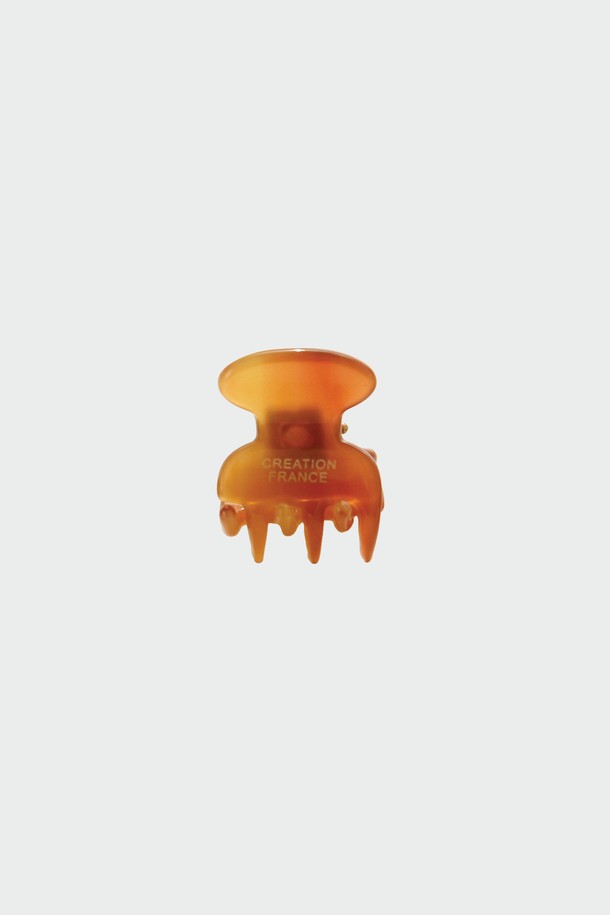 프랑스 마이크로 라운드 집게핀 Bh0967은 모던하고 미니멀한 스타일을 추구하는 분들을 위한 헤어 액세서리입니다. 브라운 컬러의 셀룰로오스 소재로 제작되었으며, 1.7cm x 1.7cm의 아담한 사이즈에 무지 패턴으로 심플함을 더했습니다. 천연석과 실버 장식이 믹스되어 고급스러운 포인트를 주며, 데이트룩이나 카페룩에 잘 어울립니다. 가벼운 2.1g의 무게로 제작되어 편안한 착용감을 선사하며, 미니멀, 클래식, 시크 스타일을 즐겨 입는 분들께 추천합니다.
