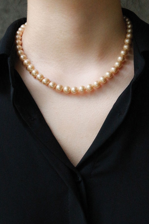 샴페인 골드 8mm 진주 목걸이 Bn0572는 여성스러운 매력을 돋보이게 하는 목걸이입니다. 8mm 크기의 진주, 샴페인 골드 컬러가 모던하고 심플한 디자인으로 어우러져 세련된 분위기를 연출합니다. 자연석 혼합으로 제작되었으며, 43cm 길이로 다양한 TPO(데이트룩, 모임룩, 소개팅룩)에 잘 어울립니다. 클래식, 미니멀, 로맨틱 스타일을 즐기는 분들께 추천하며, 2006년에 출시되어 꾸준히 사랑받는 제품입니다. 기본 패키지 및 고급 패키지 옵션을 선택할 수 있습니다.
