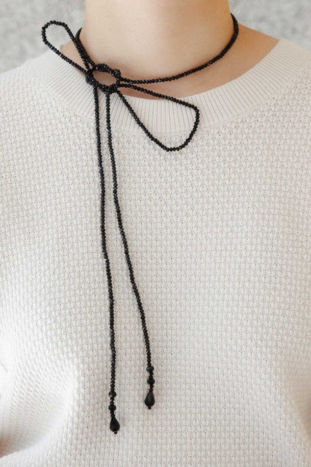 롱 크리스탈 슬림 스카프 목걸이 Bn0585는 미니멀하고 모던한 스타일을 추구하는 여성분을 위한 목걸이입니다. 블랙 컬러의 슬림한 디자인에 크리스탈과 스틸 소재를 사용하여 세련된 분위기를 연출합니다. 총 길이 132cm로, 자연석과 실버의 조화가 돋보이며, 데이트룩, 카페룩, 모임룩 등 다양한 TPO에 매치하기 좋습니다. 무게는 21.1g으로 가볍게 착용할 수 있으며, 심플하지만 시크한 스타일을 완성해 줍니다. 기본/고급 패키지 선택이 가능합니다.
