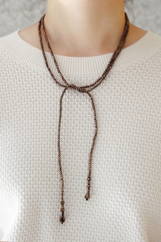 롱 크리스탈 슬림 스카프 목걸이 Bn0585는 여성스러운 매력을 돋보이게 하는 목걸이입니다. 섬세한 크리스탈과 스틸 소재의 조화는 모던하고 미니멀한 스타일을 연출하며, 슬림한 디자인으로 어떤 룩에도 세련되게 매치할 수 있습니다. 데이트룩, 카페룩과 같은 TPO에 적합하며, 미니멀, 클래식, 시크 스타일을 즐기는 분들께 추천합니다. 롱 기장으로 시원한 느낌을 주며, 자연석과 실버의 조화가 돋보이는 심플하고 가벼운 매력의 목걸이입니다.
