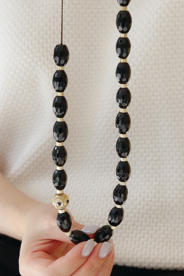 모빌 오닉스 롱 체인 목걸이 Bn0587은 여성스러움을 돋보이게 하는 시크하고 미니멀한 스타일의 목걸이입니다. 블랙과 실버 컬러의 조화가 세련된 분위기를 연출하며, 오닉스와 실버 소재로 제작되어 고급스러운 느낌을 더합니다. 80cm 길이의 롱 체인에 심플한 참 장식이 포인트이며, 3cm 연장 체인이 있어 길이 조절이 용이합니다. 데이트룩, 모임룩, 파티룩 등 다양한 TPO에 활용 가능하며, 기본 패키지 또는 고급 패키지를 선택할 수 있습니다.
