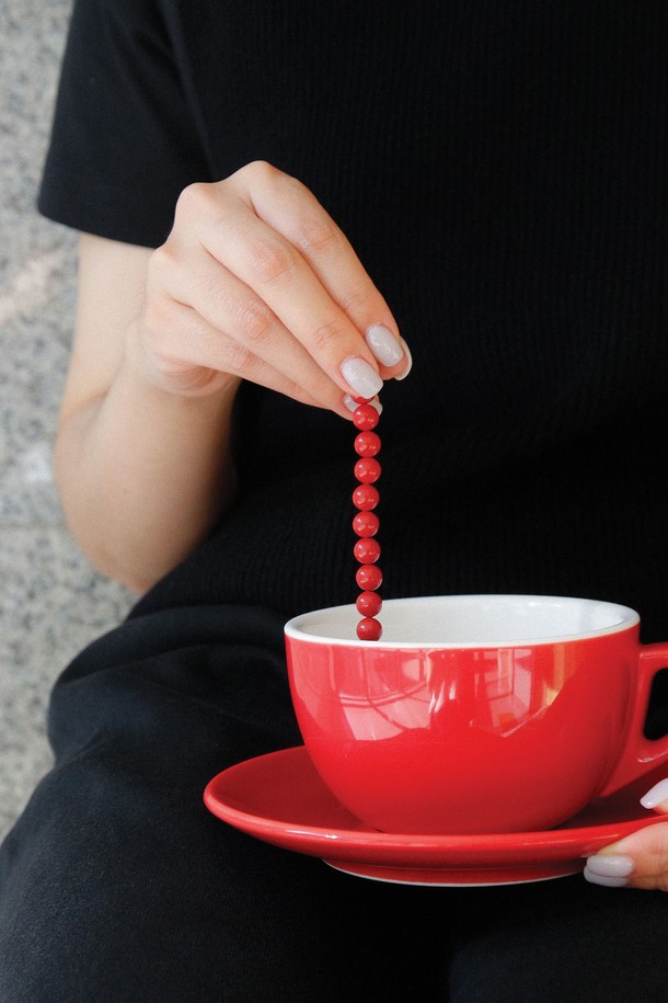 8mm 레드 진주 목걸이 Bn0589는 여성스러운 매력을 더하는 목걸이입니다. 8mm의 붉은색 진주와 심플한 디자인이 어우러져 미니멀하면서도 베이직한 스타일을 연출합니다. 42cm 길이로 제작되었으며, 자연석 진주와 실버 소재를 사용하여 고급스러움을 더했습니다. 무게는 38.3g이며, 데이트룩, 모임룩, 소개팅룩 등 다양한 TPO에 잘 어울립니다. 클래식하면서도 세련된 스타일을 완성해 보세요.
