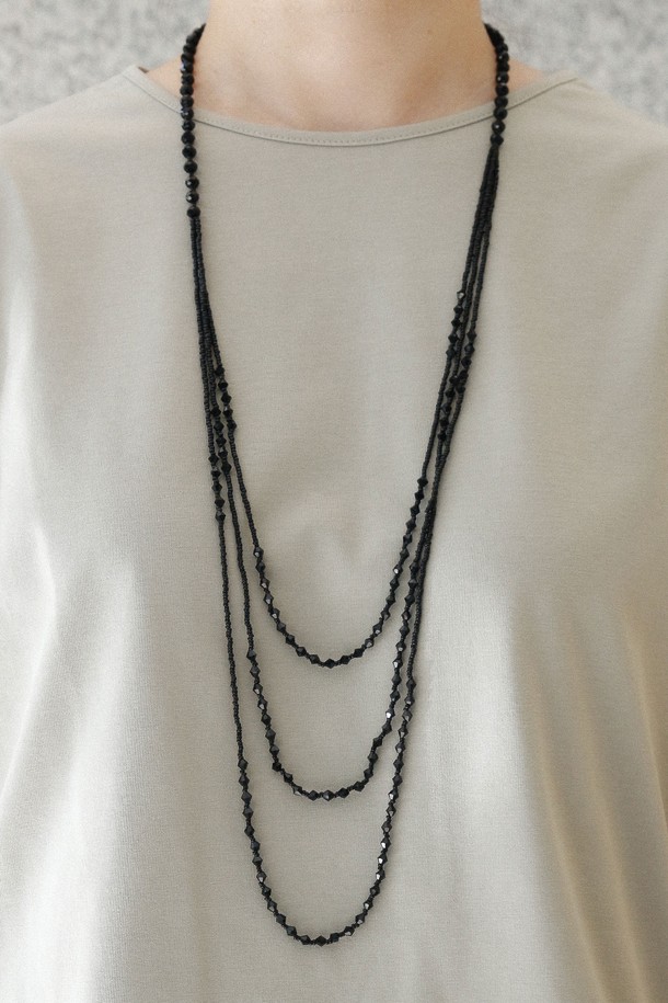 블랙 크리스탈 레이어드 롱 목걸이 Bn0592는 모던하고 미니멀한 스타일을 추구하는 여성들을 위한 목걸이입니다. 크리스탈과 비즈 소재를 사용하여 시크하면서도 세련된 분위기를 연출하며, 롱한 길이와 레이어드 디자인으로 포인트를 더했습니다. 체인 익스텐더를 통해 길이를 조절할 수 있어 다양한 스타일에 맞춰 착용 가능합니다. 데이트룩, 모임룩, 파티룩 등 TPO에 구애받지 않고, 미니멀, 시크, 클래식 스타일을 즐기는 분들께 추천합니다. 내추럴 스톤과 실버의 조화가 돋보이는 이 목걸이는 2006년 런칭 이후 꾸준히 사랑받고 있습니다.
