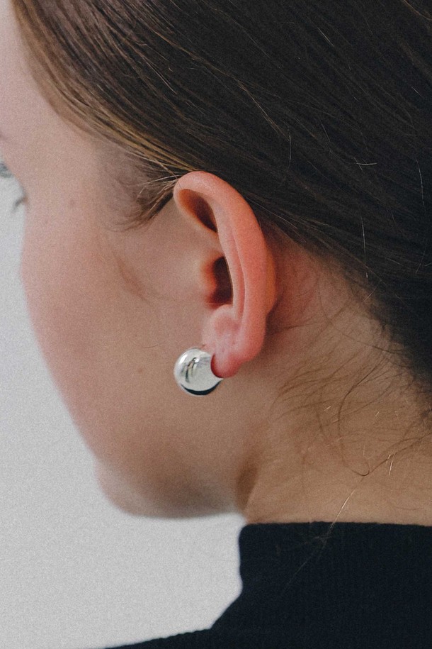 쿼터 볼륨 라운드 실버 귀걸이 M04062는 여성스러운 매력을 더해주는 실버 귀걸이입니다. 미니멀하고 베이직한 스타일로, 데이트룩이나 모임룩에 세련된 포인트를 더할 수 있습니다. 라운드 형태에 쿼터 볼륨 디자인을 더하여 볼륨감 있는 실루엣을 연출합니다. 피어싱 방식으로 착용하며, 실버 소재 특유의 은은한 광택이 돋보입니다. 클래식한 스타일을 선호하는 분들께도 추천합니다.
