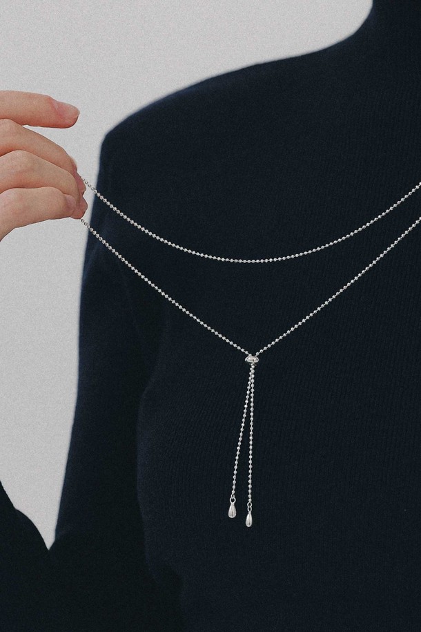 여성스러운 매력을 더해줄 드롭 펜던트 실버 타이 목걸이 N01191입니다. 메탈 소재의 실버 컬러로 제작되어 미니멀하면서도 엘레강스한 스타일을 연출합니다. 펜던트와 드롭 디자인이 특징이며, 타이 스타일로 세련된 포인트를 더했습니다. 모임룩, 클래식, 시크 스타일에 매치하여 스타일리시한 룩을 완성해 보세요. 데일리 아이템으로 활용하기 좋으며, 체인 디자인으로 은은한 멋을 더했습니다.
