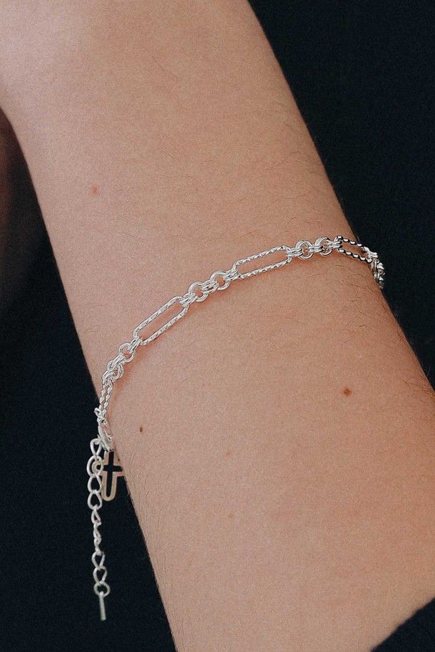 세련된 여성의 스타일을 완성해 줄 "크로스 피가로 체인 실버 팔찌 B01066"입니다. 미니멀하고 클래식한 무드를 자아내는 실버 컬러의 금속 팔찌로, 심플한 디자인에 크로스 디자인과 피가로 체인 디테일이 돋보입니다. 데이트룩, 모임룩, 소개팅룩 등 다양한 TPO에 매치하여 시크하고 세련된 스타일을 연출할 수 있습니다. 

