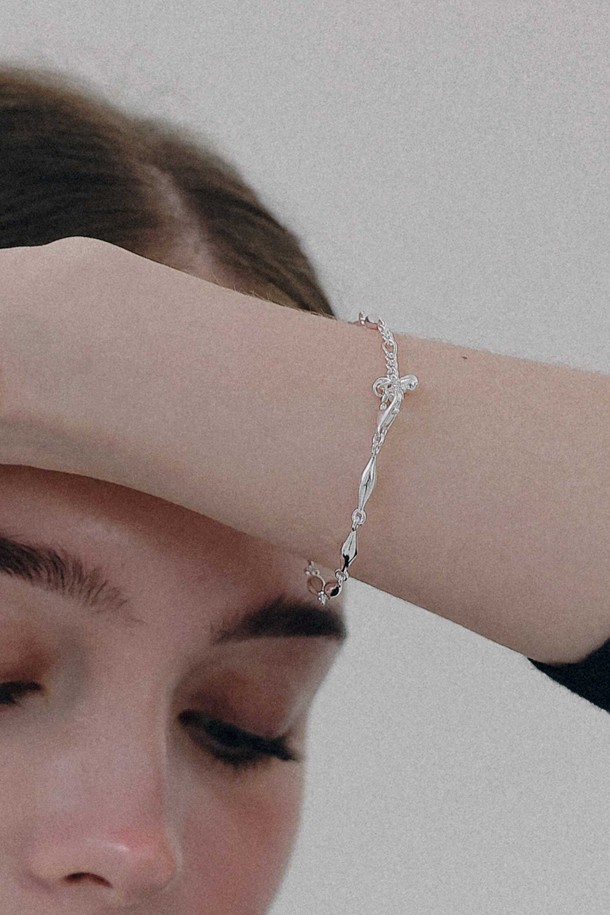 바이콘 체인 실버 팔찌 B01071는 여성의 손목을 은은하게 빛내줄 실버 팔찌입니다. 금속 소재로 제작되었으며, 미니멀하고 베이직한 스타일을 추구하는 분들께 적합합니다. 심플한 디자인과 체인 스타일이 어우러져 일상복에 자연스럽게 매치하기 좋습니다. 유행을 타지 않는 클래식한 매력으로 오랫동안 착용할 수 있습니다. 데일리 팔찌로 활용하여 세련된 스타일을 완성해보세요.
