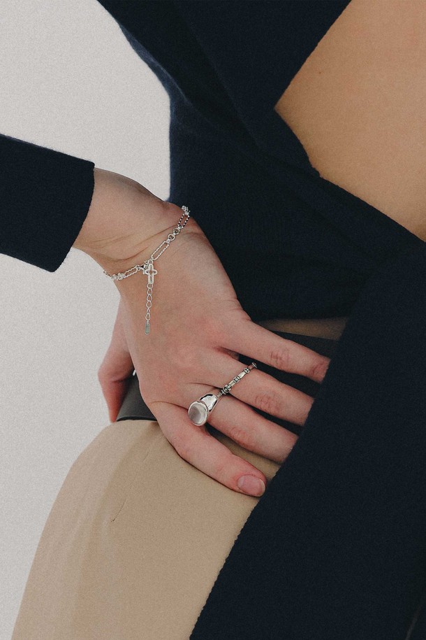 엔틱 크로스 실버 반지 R0711은 여성스러운 매력을 더해줄 실버 소재의 반지입니다. 빈티지하면서도 엔틱한 스타일이 돋보이며, 모임룩에 포인트를 더하기 좋습니다. 반짝이는 실버 소재에 크로스 디자인이 섬세하게 장식되어 클래식, 미니멀, 레트로 스타일을 즐기는 분들께 추천합니다. 특별한 날, 당신의 손 끝을 더욱 돋보이게 해 줄 것입니다. 
