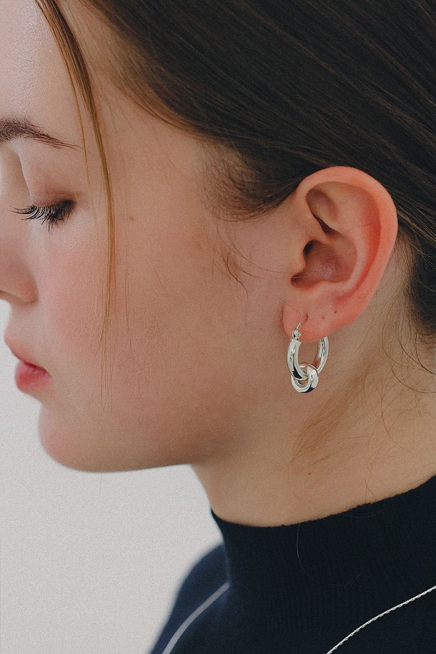 심플한 디자인의 후프 모빌 원터치 실버 귀걸이 M04064입니다. 미니멀한 스타일로 여성분들에게 잘 어울리며, 데일리로 착용하기 좋습니다. 금속 소재의 실버 컬러로 제작되었으며, 간편한 원터치 잠금 방식으로 착용이 용이합니다. 후프 디자인에 모빌 형태가 더해져 세련된 포인트를 더합니다. M 사이즈로, 부담 없이 다양한 스타일에 매치할 수 있습니다.
