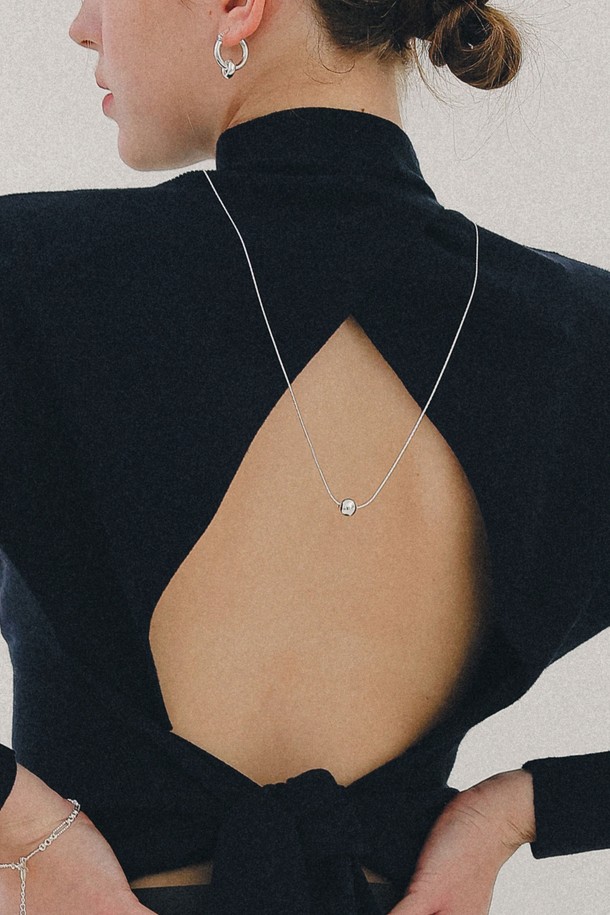 실버 볼 비딩 체인 롱 목걸이 N01234는 여성용 목걸이로, 미니멀하고 베이직한 스타일을 추구하는 분들을 위한 아이템입니다. 메탈 소재에 실버 컬러로 제작되었으며, 롱 체인 디자인에 섬세한 볼 디테일과 비딩 장식이 더해져 은은한 포인트를 줍니다. 모임룩에 매치하여 세련된 분위기를 연출할 수 있으며, 클래식한 무드를 선호하는 분들께 추천합니다. 데일리 목걸이로 활용하여 심플하면서도 돋보이는 스타일을 완성해보세요.
